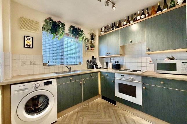 2 Enton Place, Vine Place, Hounslow photo 3