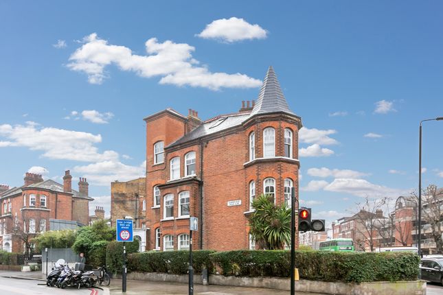 Flat to rent in Prince Of Wales Drive, Battersea
