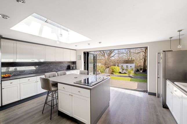 32 Court Avenue, Coulsdon photo 2