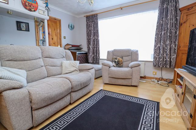 69, Giffard Drive, Farnborough photo 4