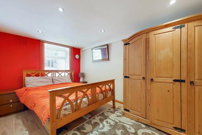 Thumbnail Flat for sale in Clapham Road, Oval, London