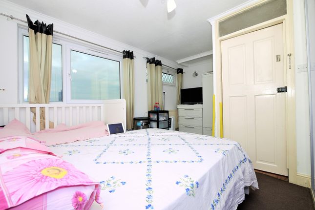 15, Gawsworth Close, London photo 4