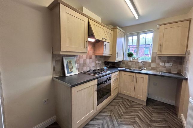 23, Fern Common, Oldham photo 2
