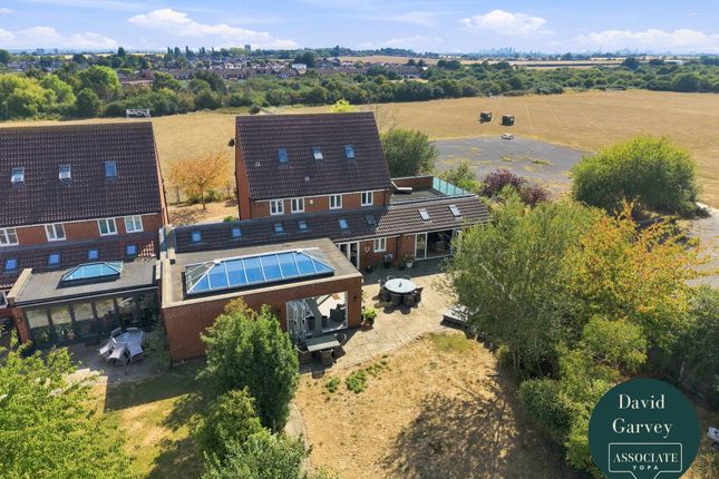 28, Litten Close, Romford photo 2