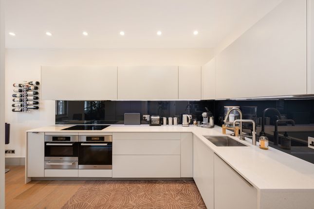Flat 6, Treborough House, Nottingham Place, London photo 3