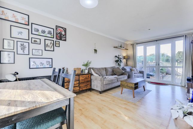 25, Harley Gardens, West Yorkshire photo 4