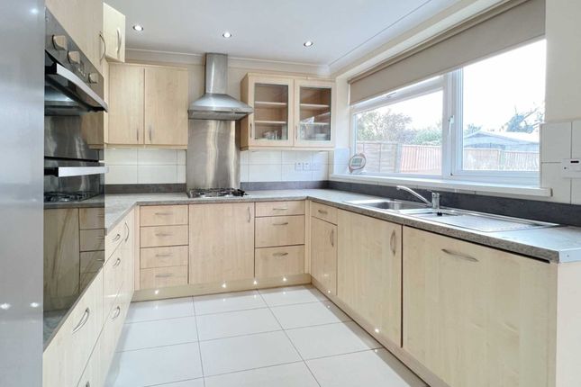 12, Woodside Close, Surbiton photo 2