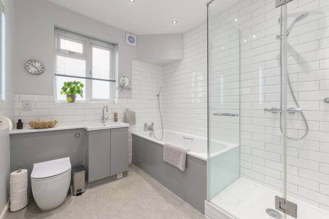 32, Sandtoft Road, London photo 4
