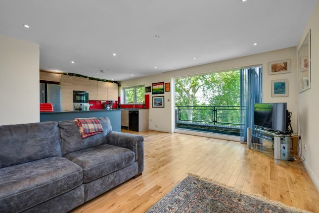 21, Farington Acres, Weybridge photo 2