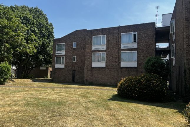 Studio flat on 102 Bristol Court, Bristol Close, Stanwell, £1,000/mo