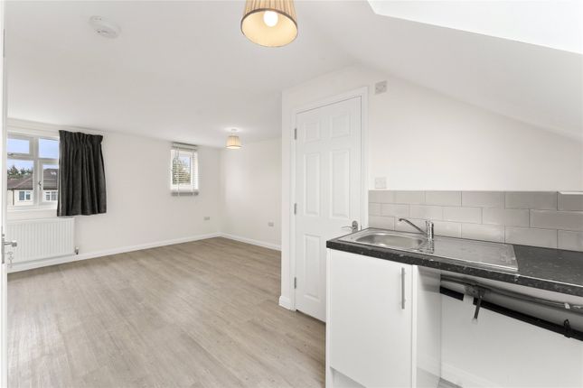 4, Woodside Close, Surbiton photo 4