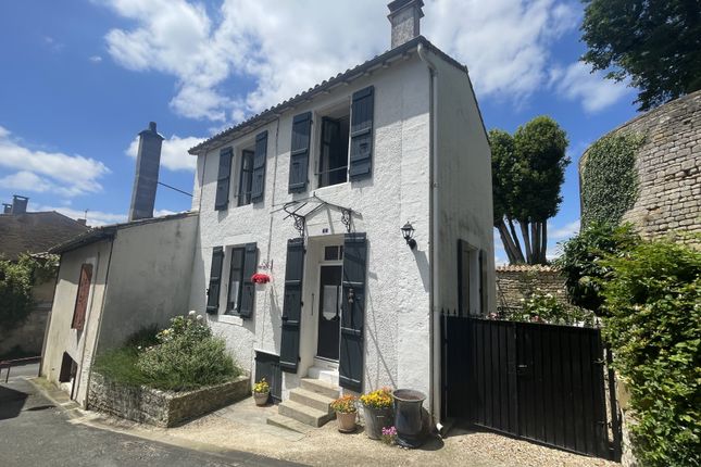 Town house for sale in Chef Boutonne, Deux Sèvres, France