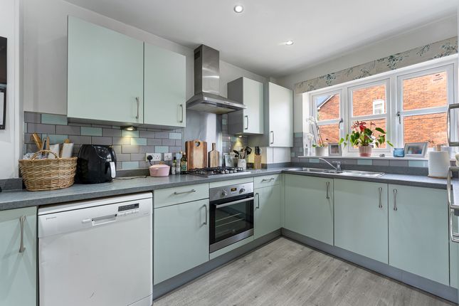 12, Woodier Close, Northwich photo 4