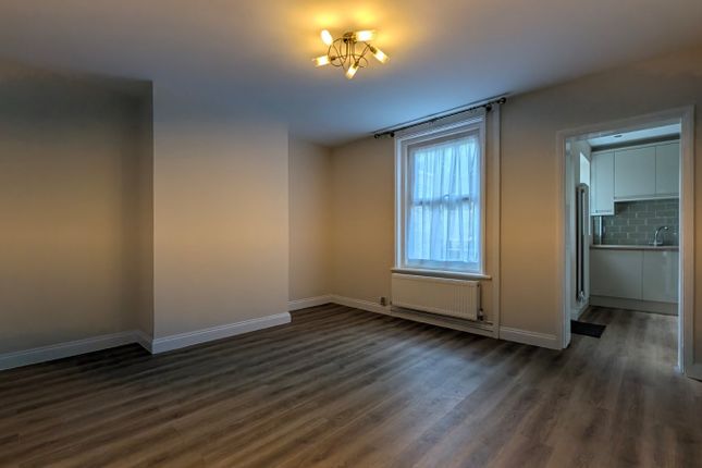Flat B, 156, Folkestone Road, Kent photo 3