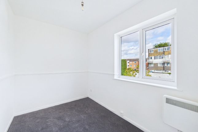 38 Benyon Path, South Ockendon, Essex photo 5