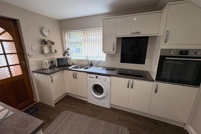 35, Broughton Avenue, Bradford photo 3