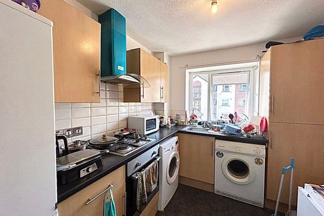 39 Squires Court, Canterbury Gardens, Salford photo 2