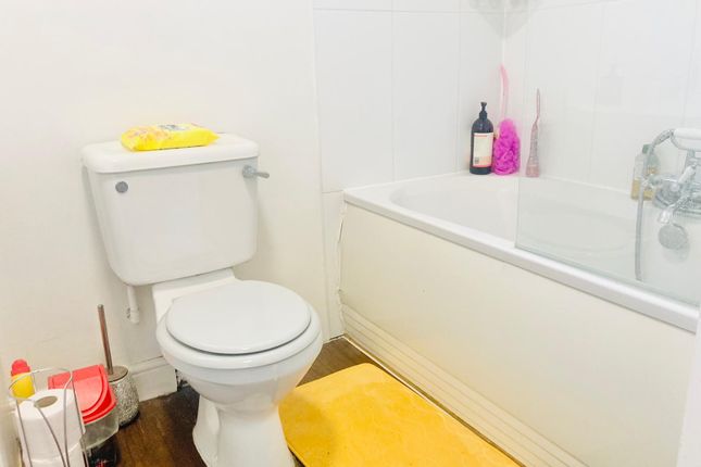Flat for sale in Chingford Mount Road, Chingford