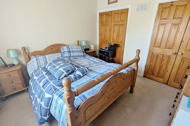 1, Reynolds Close, Bridgend photo 3
