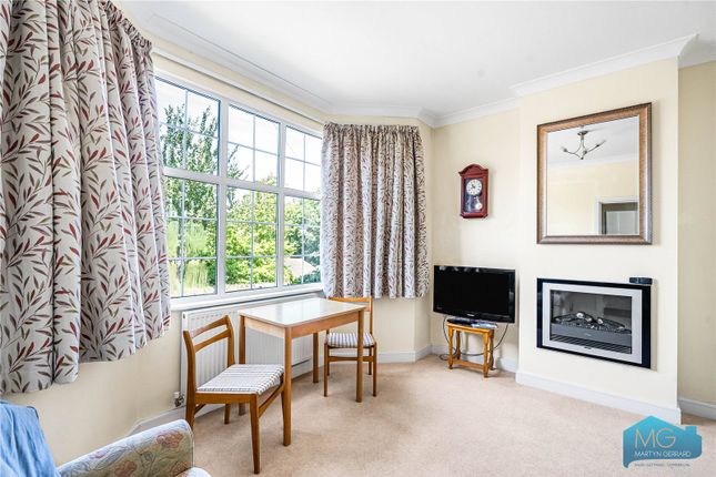 119, Chalet Estate, London photo 4