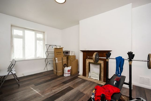 Flat for sale in Commonwealth Way, London