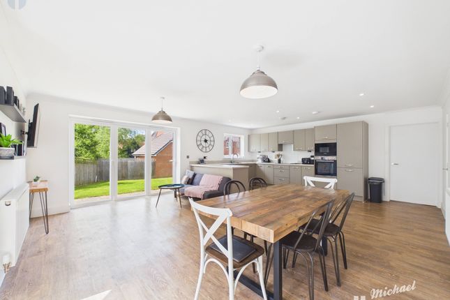 6 Lear Lane, Aylesbury photo 2
