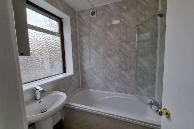 41 Manor Road, Grays photo 3