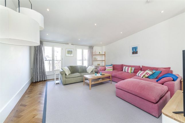 Flat for sale in Shorts Gardens, London