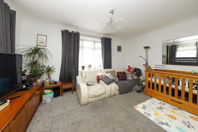 27, Pield Heath Avenue, Uxbridge photo 4