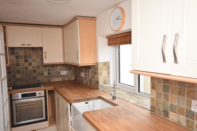 2 Crown Cottages, Pine View Close, Farnham photo 3
