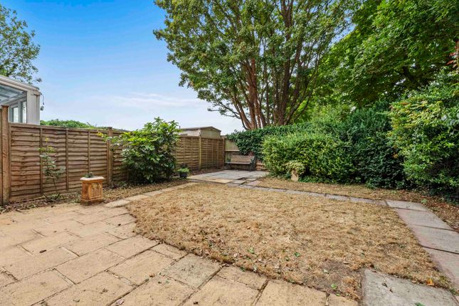 32 Hellyer Way, Bourne End photo 2