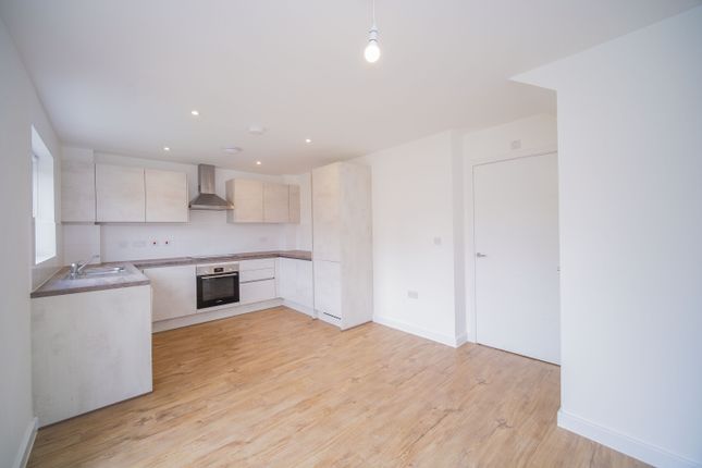 10, Hailwood Avenue, Berkshire photo 3