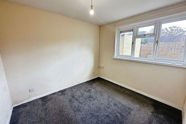 27 Maesglas, Bridgend photo 4