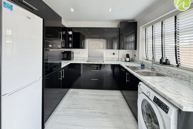 41 Larkswood Road, Stanford-Le-Hope photo 4