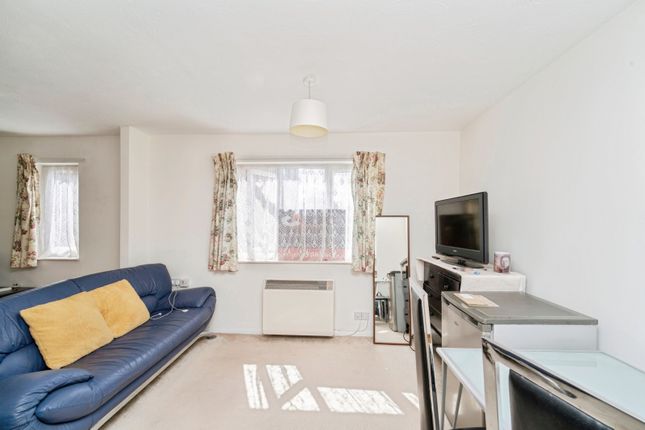 16, Woodlea Court, Cowley photo 2