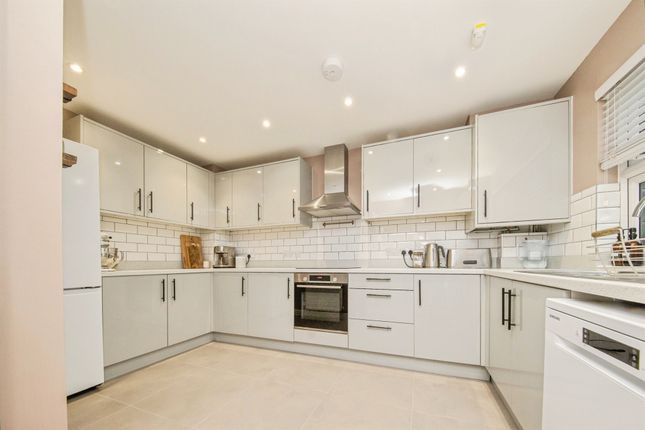 12, Robert Darry Close, Sudbury photo 2