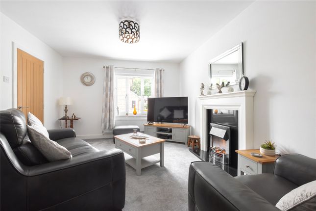 53, Howard Way, Holmfirth photo 2