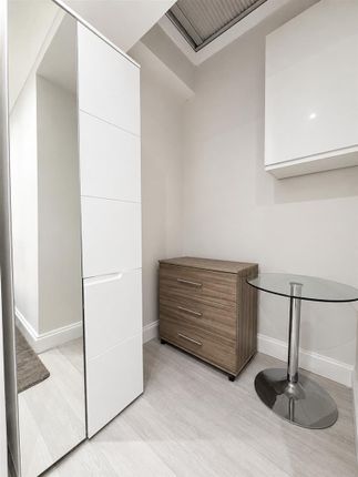13, New North Road, Hainault photo 2