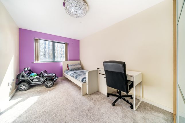 Flat for sale in Lapis Close, London