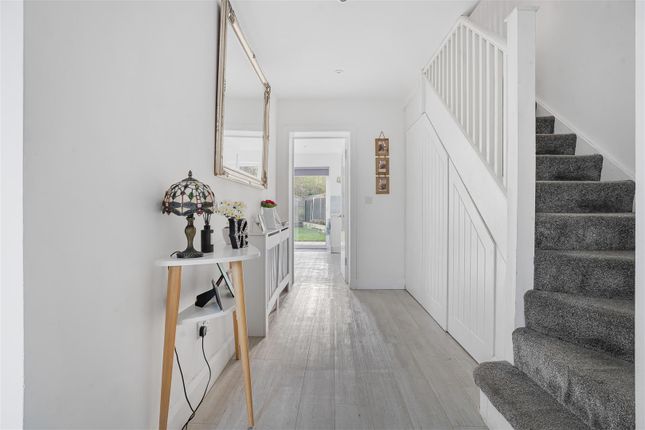 23, Rendlesham Avenue, Radlett photo 3