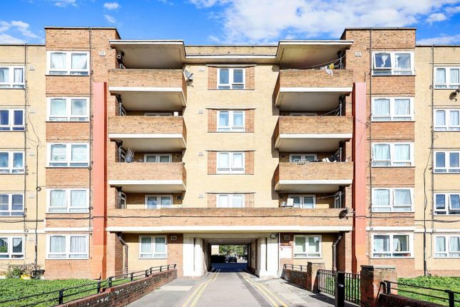 Thumbnail Flat for sale in Collingwood House, Bethnal Green, London