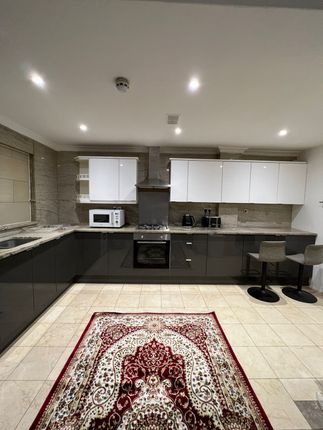 Thumbnail Flat to rent in Great West Road, Hounslow