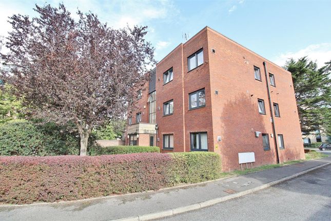 Flat for sale in Twickenham Road, Isleworth