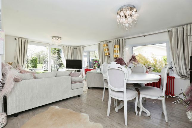 Mobile/park home for sale in Wootton Hall, Wootton Wawen, Henley-In-Arden