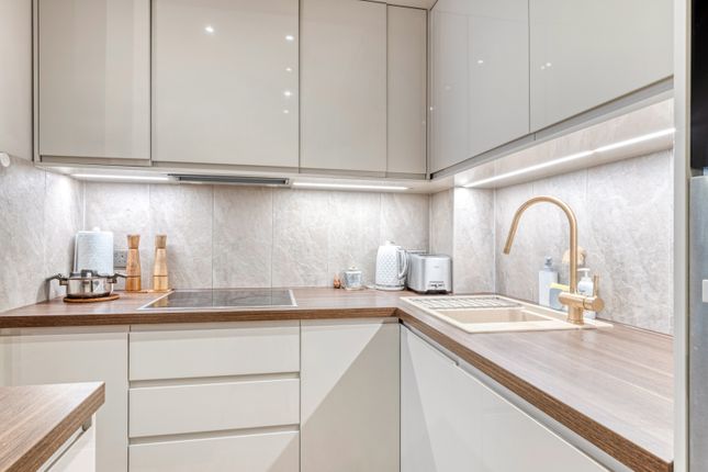 Flat 3, Wheatcroft Court,, Cleeve Way, Sutton photo 2