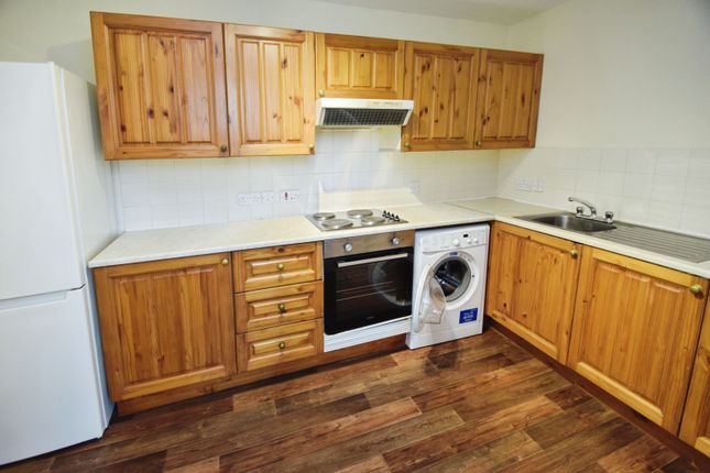 50, Riverside Court, Bradford photo 3