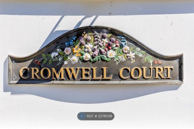 Central Location Ideal For Easy Accesss To Town