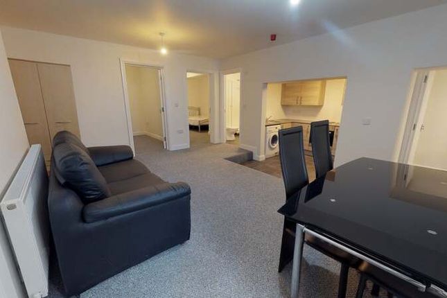 Flat to rent in Royal Park Terrace, Hyde Park, Leeds