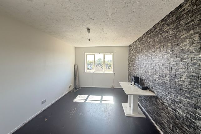 323 Somerset Gardens, White Hart Lane, London photo 2