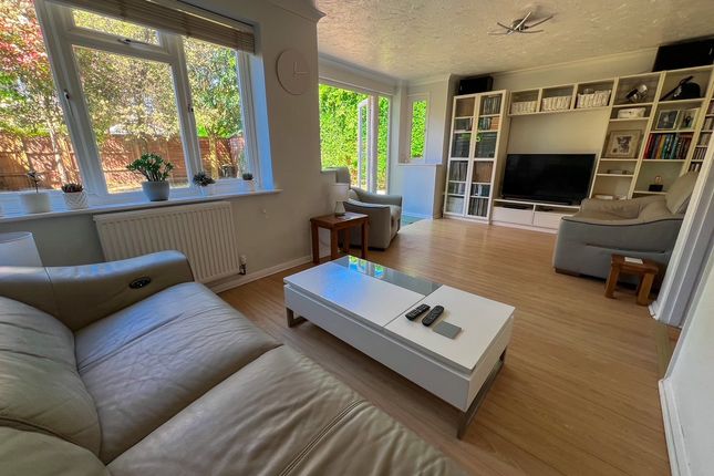 St. Barnabas Gardens, West Molesey photo 3